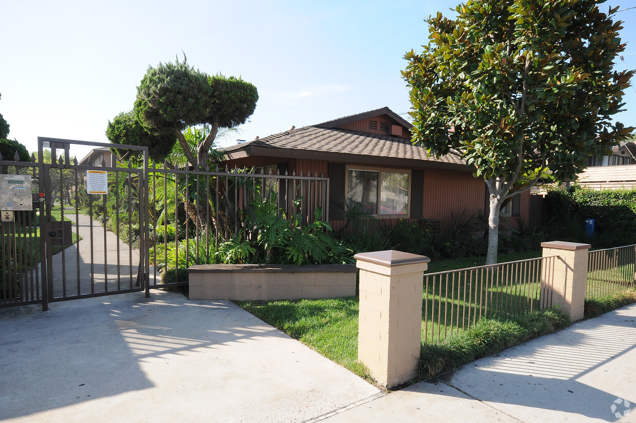 Primary Photo - Len Mar Garden Apartments