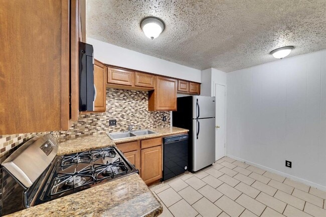Building Photo - 2801 Skyway Cir