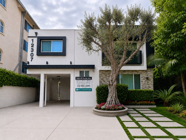 Foto del edificio - 12301-12307 Pacific Ave