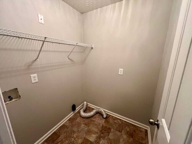 Building Photo - 3x2 West Murfreesboro*One Level*Deck*Ready...