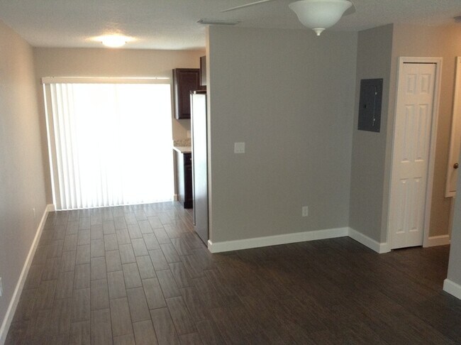 Foto del edificio - 2 Bedroom/2 Bathroom Triplex with Large Fe...