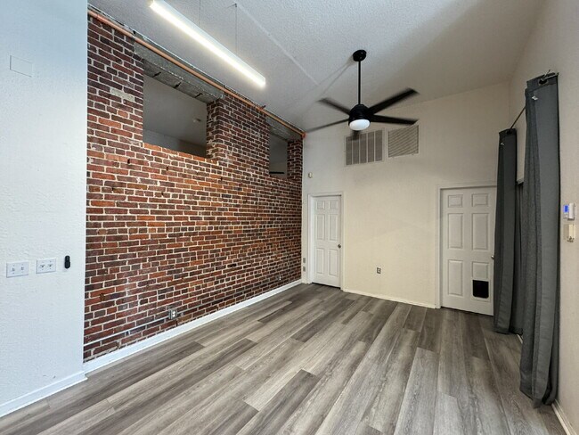 Foto del edificio - Live in a Piece of History – Unique Condo ...