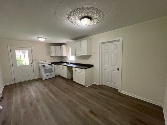 Building Photo - 3 bedroom 1.5 bath house available now!   ...