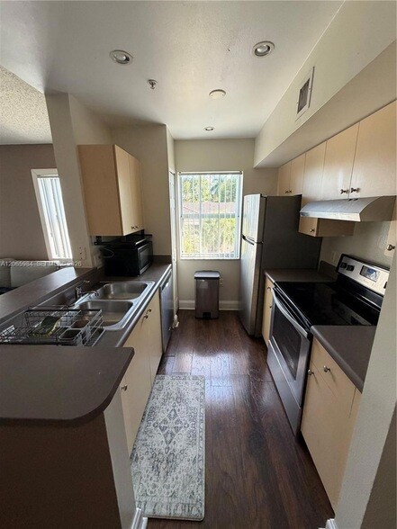 Building Photo - 2427 Centergate Dr