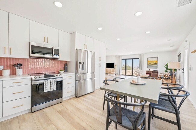 Foto del edificio - 2 Bedroom Home on Large Lot $200 off First...