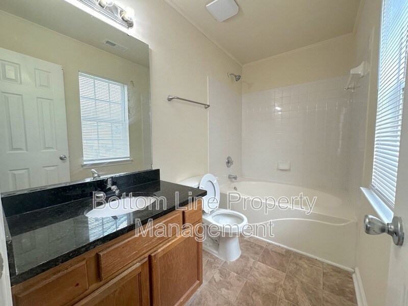 Foto principal - 5734 Hewitt Dr