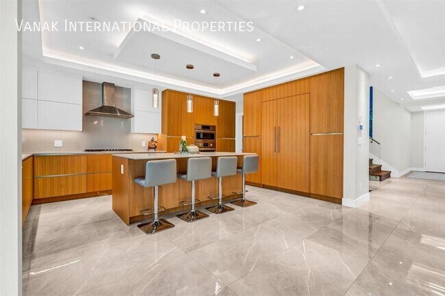 Photo du bâtiment - 5 Bed / 5.5 Bath House in North Vancouver