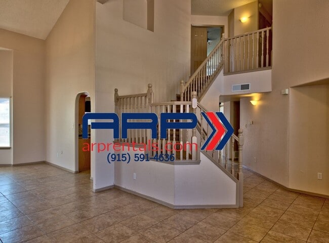 Building Photo - SPACIOUS AND ELEGANT EASTSIDE HOME