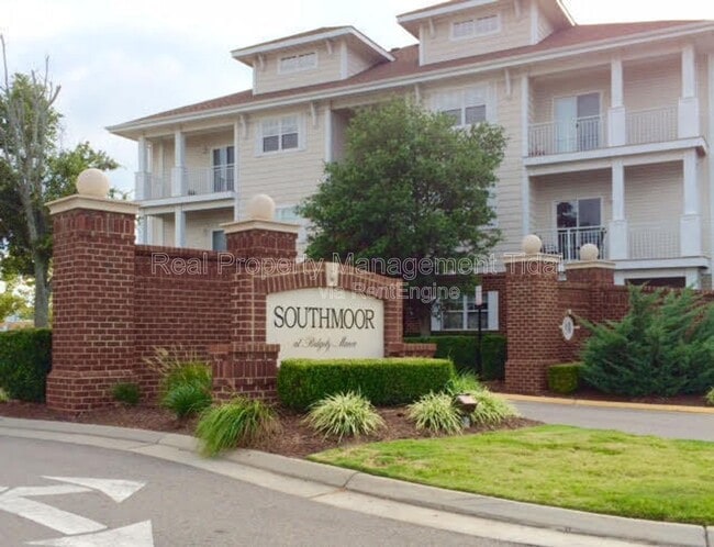 Building Photo - 920 Southmoor Dr