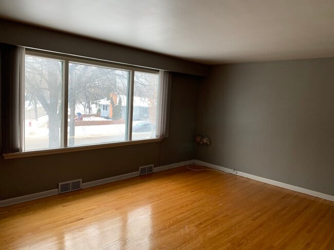 Building Photo - 1304 Lorette Av