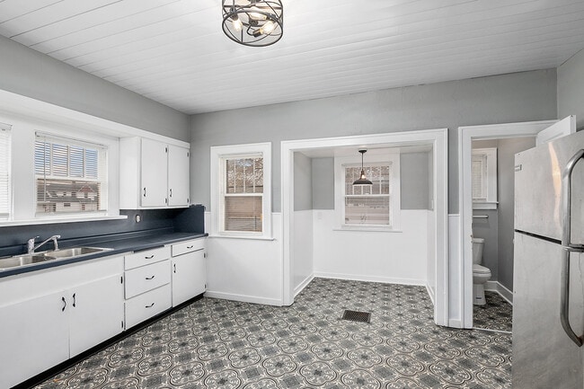 Building Photo - 861 Douglas St NW