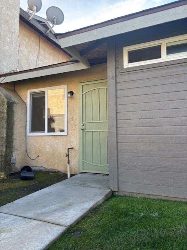 Building Photo - Newly Renovated 3-Bedrooms / 2-Bathrooms with 2-Car Garage in Quailwood – AVAILABLE MID MARCH