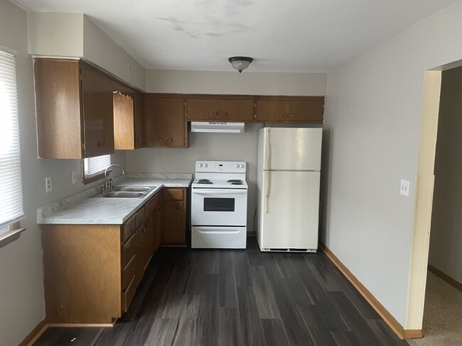 Building Photo - Upper 2 Bedroom 1 Bath Duplex