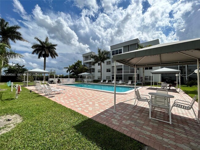 Foto del edificio - 3000 Sunrise Lakes Dr W