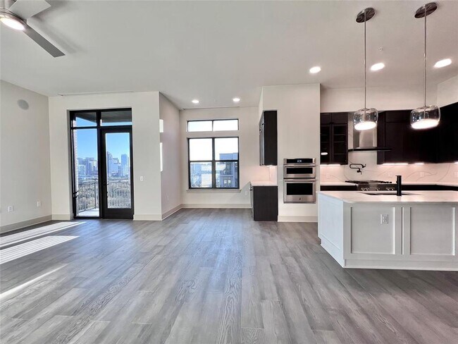 Building Photo - 3331 Oak Grove Ave