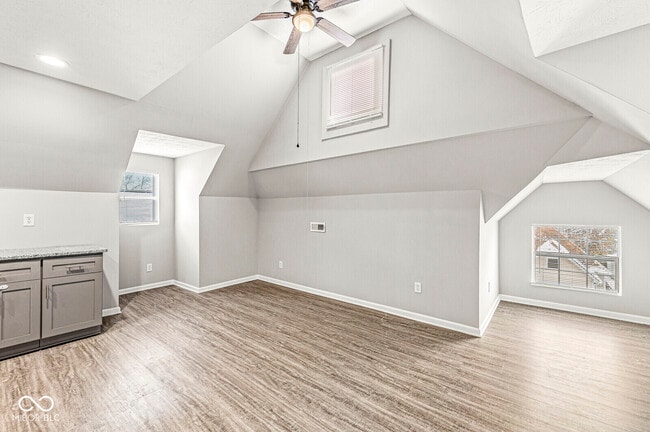 Foto del edificio - 2345 N Kenwood Ave