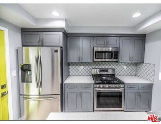 Foto del edificio - 1118 Heliotrope Dr