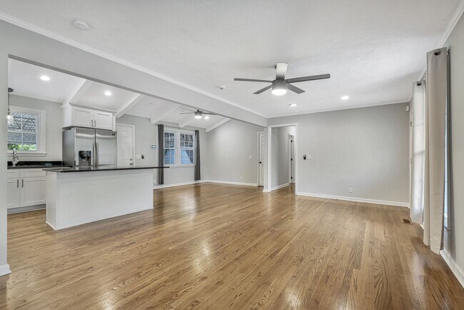 Building Photo - 213 Ivy Dr