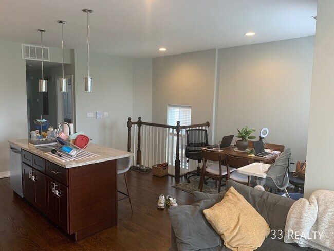 Foto del edificio - Available NOW,  Top floor 2BR /2 BA Pentho...
