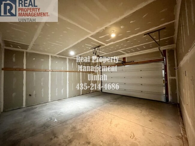 Building Photo - 3 bed 2.5 bath townhome in Fox Run