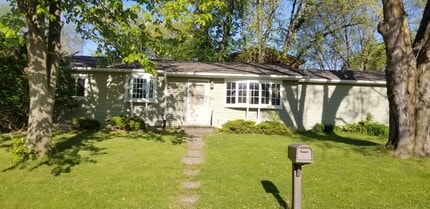 Building Photo - 1405 Delta Dr