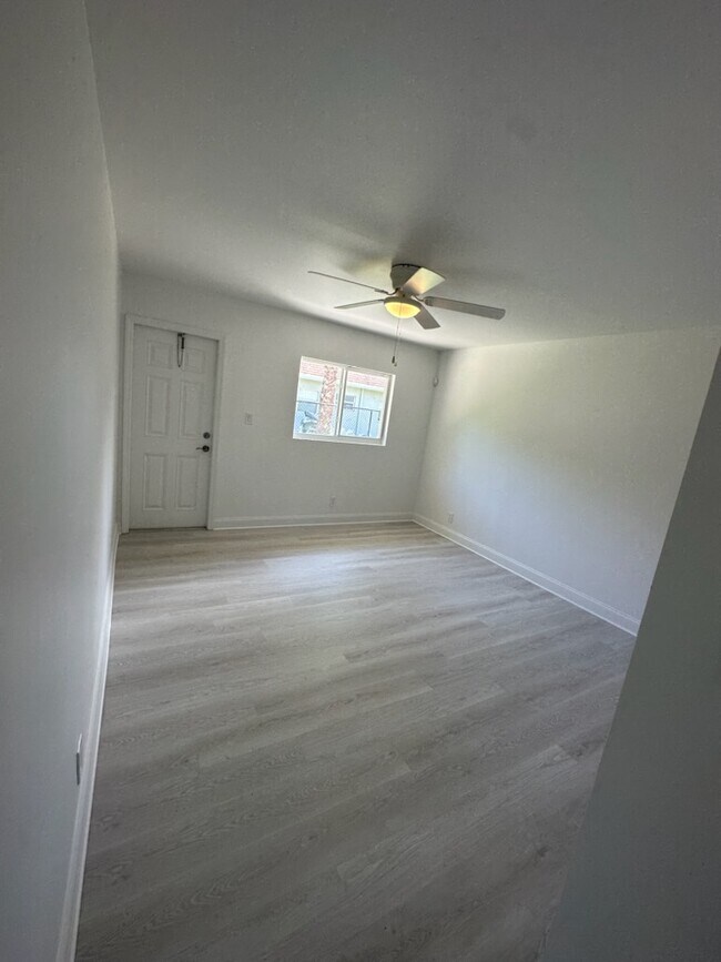 Amplia y luminosa sala de estar. Suelos nuevos en toda la vivienda. - 739 S Swinton Ave