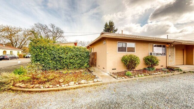 Building Photo - 1104 Hart Ln