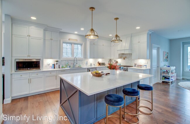 Building Photo - 4 br, 3.5 bath House - 111 Laning Ave