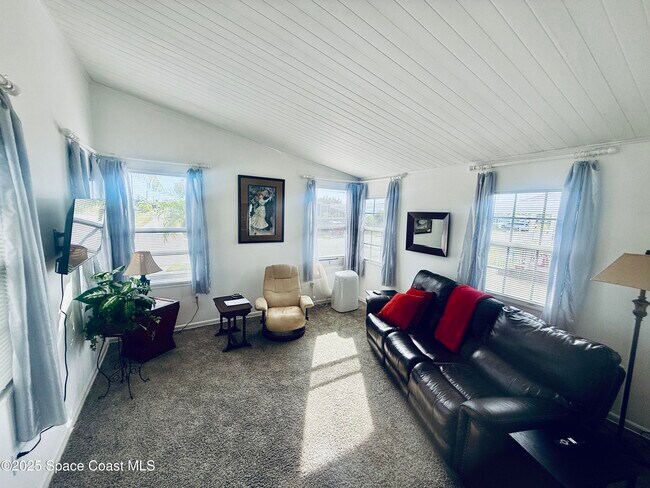 Foto del edificio - 2399 Coconut Palm Dr