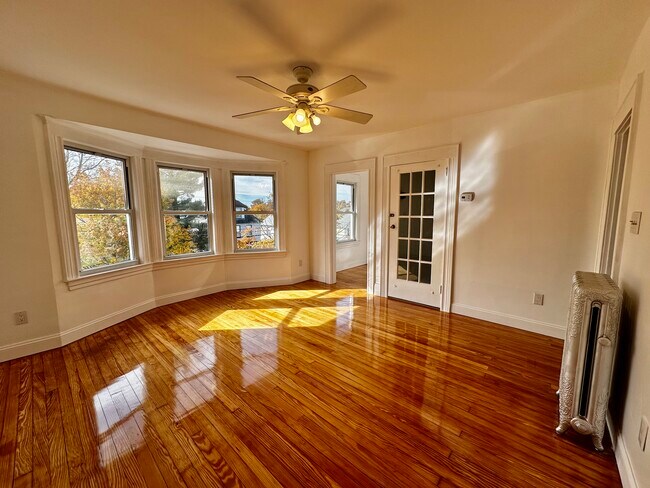 Living room with bow windows - 227 Hamilton Ave