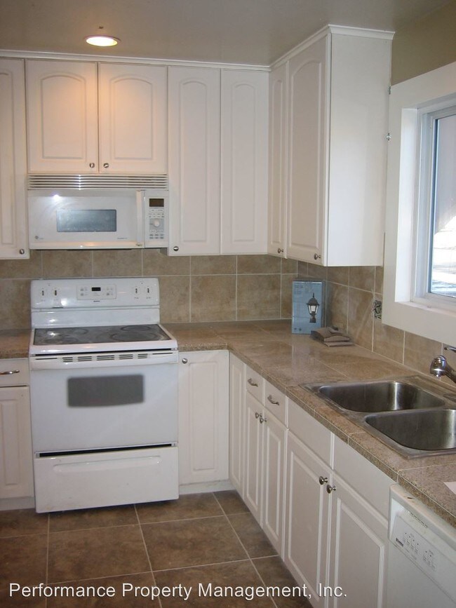 Building Photo - 486 Revere St
