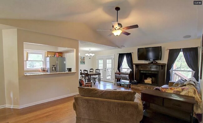 Building Photo - Charming 3 Bed, 2 Bath House with River Vi...