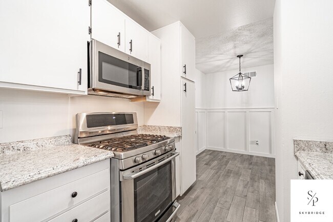 Foto del edificio - Modern and Cozy Rancho Cucamonga Townhouse with Hardwood Floors!