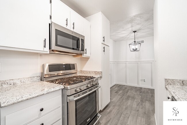 Building Photo - Modern and Cozy Rancho Cucamonga Townhouse with Hardwood Floors!