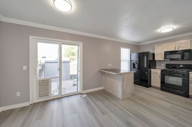 Foto del edificio - Modern 3 Bed, 3 Bath Home with Central Air...