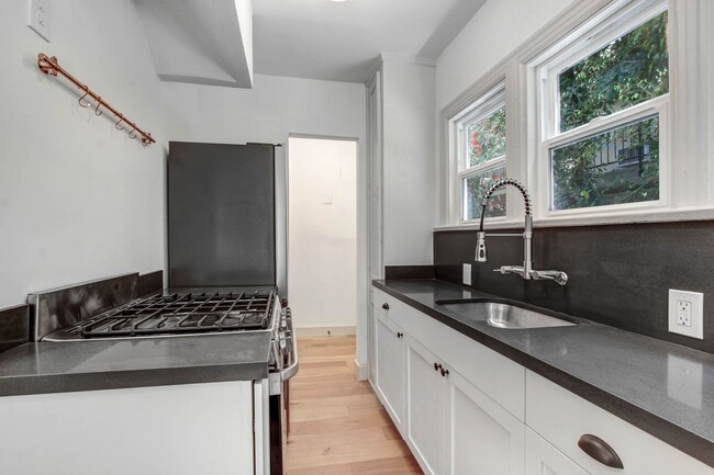 Foto del edificio - Beautiful 1 Bed / 1 Bath Apartment in the ...