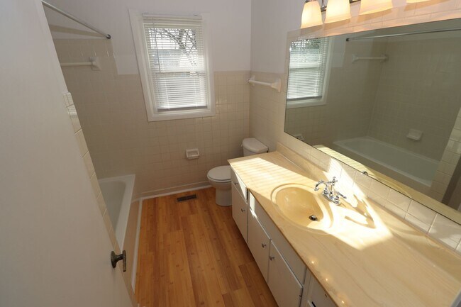 Building Photo - Beautiful Home on Cul-de-Sac with Large Fe...