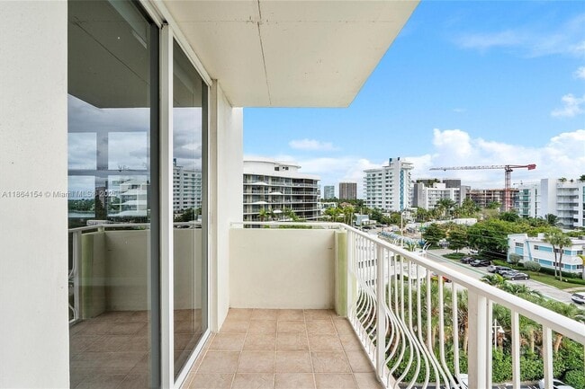 Foto del edificio - 10350 W Bay Harbor Dr