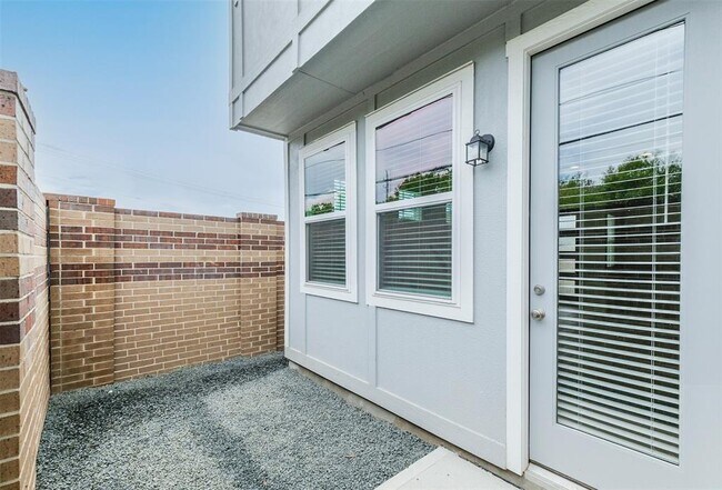 Building Photo - 9802 Rugged Oaks Dr