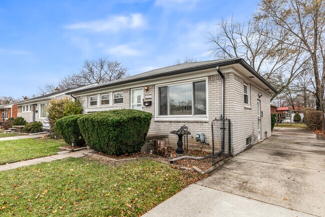 Foto del edificio - 24751 Dwight Ave