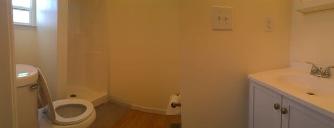 Full Bath off Bedroom #2 - 875 Railroad St