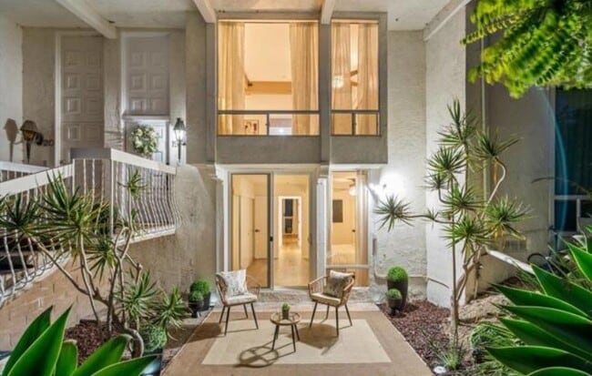 Building Photo - 2335 Caringa Way