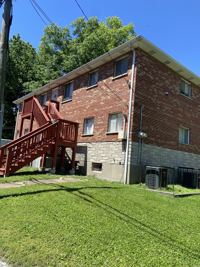 Building Photo - 218-220-220 Bellerive Blvd