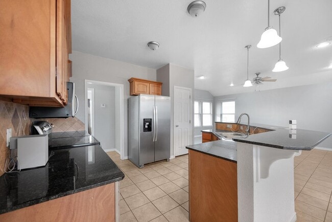 Building Photo - 1121 Laredo Dr