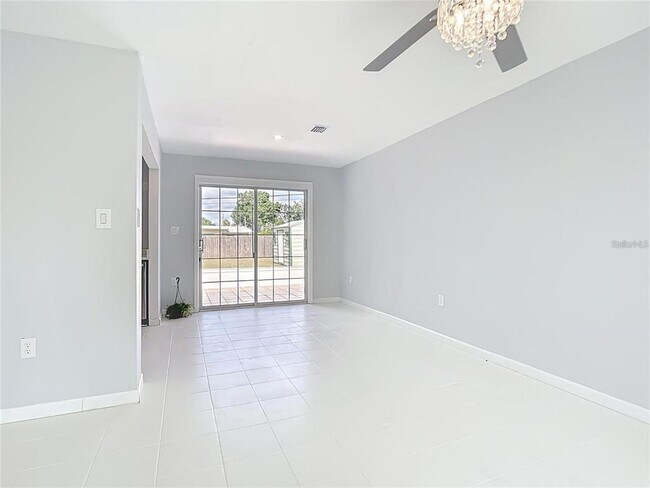 Building Photo - 3095 Pinetree St