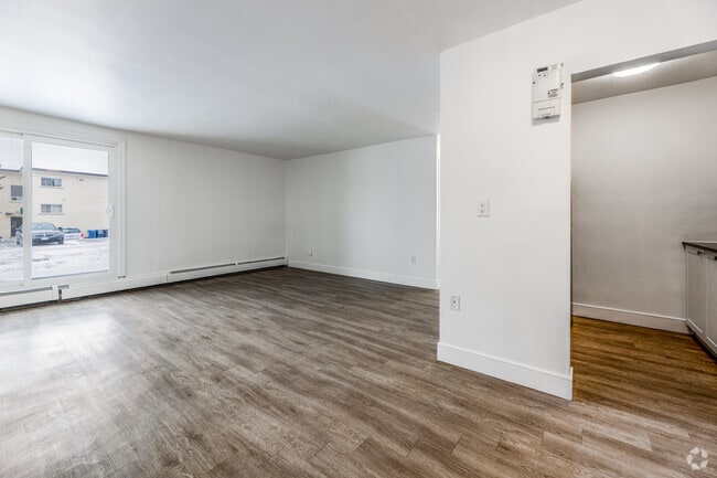 1BR, 1BA - 613SF - Kitchen/Living Room - 109-115 & 123 Westwood Drive