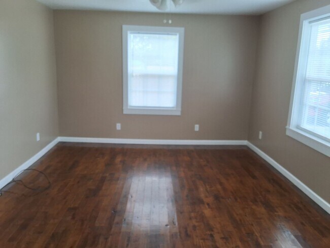 Building Photo - Clinton 37716 - Cute updated cottage with ...