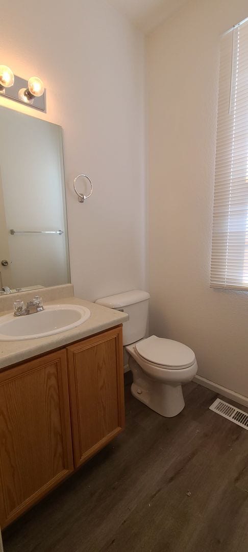 Foto del edificio - Specious Two Story Townhome