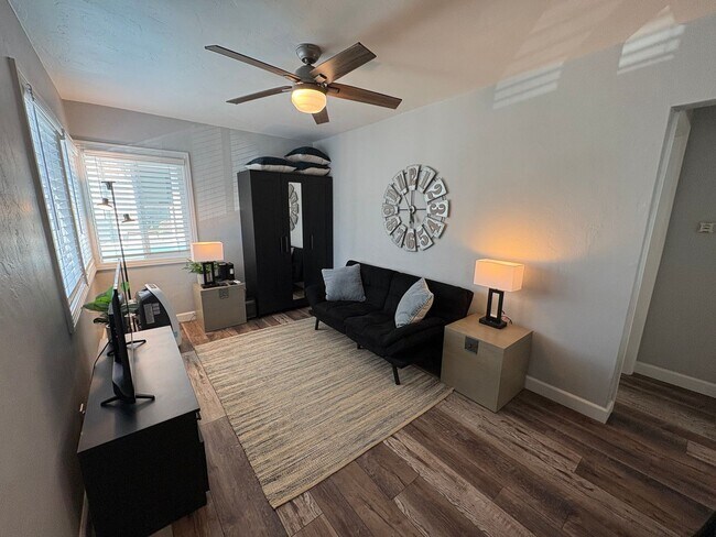 Building Photo - Updated Furnished Unit Half A Block From Beach