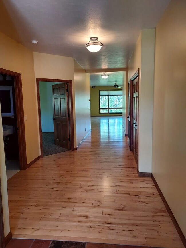 Building Photo - 3 bed 2 bath Condo in Bozeman